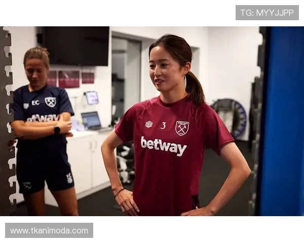 世界杯美女系列:足球场边的靓丽风景与青春活力展现 世界杯美女系列:足球场边的靓丽风景与青春活力展现